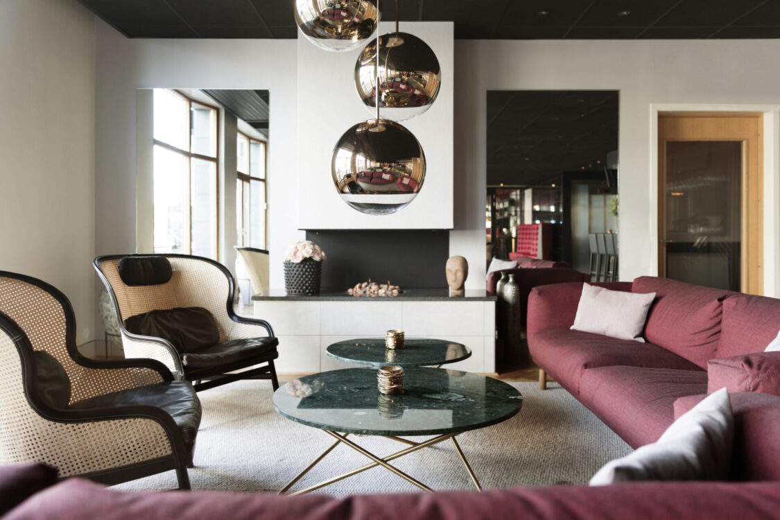 Modern lobby med naturligt ljus.